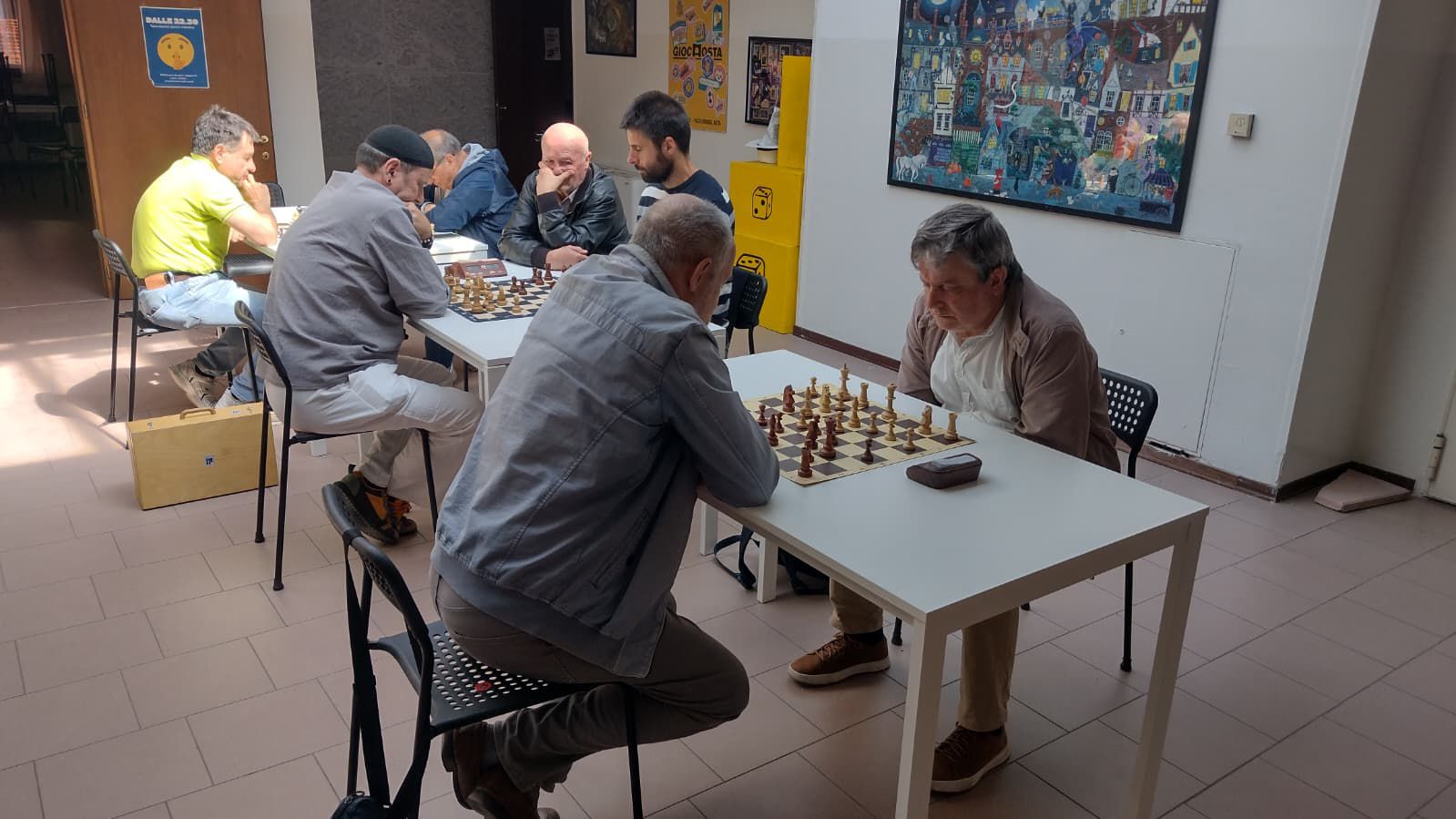 Soci del Circolo Scacchistico Valdostano al tavolo da gioco ad Aosta
